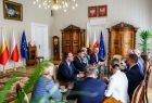 Zdjęcie ze spotkania marszałka Łukasza Smółki z delegacją amerykańską, na czele której stał David Stuebe – burmistrz miasta Washougal oraz członek Izby Reprezentantów stanu Waszyngton.