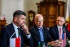 Zdjęcie ze spotkania marszałka Łukasza Smółki z delegacją amerykańską, na czele której stał David Stuebe – burmistrz miasta Washougal oraz członek Izby Reprezentantów stanu Waszyngton.