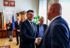 Zdjęcie ze spotkania marszałka Łukasza Smółki z delegacją amerykańską, na czele której stał David Stuebe – burmistrz miasta Washougal oraz członek Izby Reprezentantów stanu Waszyngton.