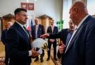 Zdjęcie ze spotkania marszałka Łukasza Smółki z delegacją amerykańską, na czele której stał David Stuebe – burmistrz miasta Washougal oraz członek Izby Reprezentantów stanu Waszyngton.