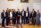 Zdjęcie ze spotkania marszałka Łukasza Smółki z delegacją amerykańską, na czele której stał David Stuebe – burmistrz miasta Washougal oraz członek Izby Reprezentantów stanu Waszyngton.