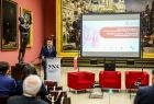 Konferencja naukowa pod tytułem "Tysiąclecie suwerenności Polski", która odbyła się 25 kwietnia w krakowskich Sukiennicach. Stanowiła ona część obchodów jubileuszu Tysiąclecia Królestwa Polskiego.