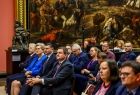 Konferencja naukowa pod tytułem "Tysiąclecie suwerenności Polski", która odbyła się 25 kwietnia w krakowskich Sukiennicach. Stanowiła ona część obchodów jubileuszu Tysiąclecia Królestwa Polskiego.