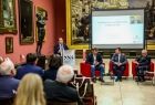 Konferencja naukowa pod tytułem "Tysiąclecie suwerenności Polski", która odbyła się 25 kwietnia w krakowskich Sukiennicach. Stanowiła ona część obchodów jubileuszu Tysiąclecia Królestwa Polskiego.
