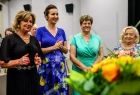 Zdjęcie z zakończenia roku akademickiego Uniwersytetu Trzeciego Wieku w Brzesku, w którym udział wzięła Marta Malec-Lech z zarządu województwa.