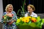 Zdjęcie z zakończenia roku akademickiego Uniwersytetu Trzeciego Wieku w Brzesku, w którym udział wzięła Marta Malec-Lech z zarządu województwa.