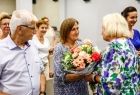 Zdjęcie z zakończenia roku akademickiego Uniwersytetu Trzeciego Wieku w Brzesku, w którym udział wzięła Marta Malec-Lech z zarządu województwa.