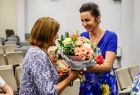 Zdjęcie z zakończenia roku akademickiego Uniwersytetu Trzeciego Wieku w Brzesku, w którym udział wzięła Marta Malec-Lech z zarządu województwa.