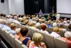 Zdjęcie z zakończenia roku akademickiego Uniwersytetu Trzeciego Wieku w Brzesku, w którym udział wzięła Marta Malec-Lech z zarządu województwa.