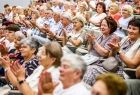 Zdjęcie z zakończenia roku akademickiego Uniwersytetu Trzeciego Wieku w Brzesku, w którym udział wzięła Marta Malec-Lech z zarządu województwa.