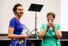 Zdjęcie z zakończenia roku akademickiego Uniwersytetu Trzeciego Wieku w Brzesku, w którym udział wzięła Marta Malec-Lech z zarządu województwa.