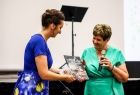 Zdjęcie z zakończenia roku akademickiego Uniwersytetu Trzeciego Wieku w Brzesku, w którym udział wzięła Marta Malec-Lech z zarządu województwa.