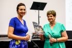 Zdjęcie z zakończenia roku akademickiego Uniwersytetu Trzeciego Wieku w Brzesku, w którym udział wzięła Marta Malec-Lech z zarządu województwa.