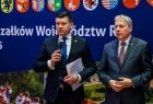 Marszałek Łukasz Smółka przemawia do mikrofonu.