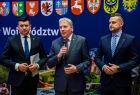 Marszałek Wojciech Saługa przemawia do mikrofonu.