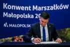 Marszałek Małopolski Łukasz Smółka podpisuje dokument. 