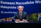 Wojciech Saługa Marszałek Województwa Śląskiego podpisuje dokument.