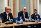 Trzy osoby przy stole konferencyjnym.