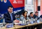 Cztery osoby siedzące przy stole konferencyjnym.