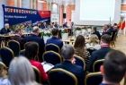 Widok na salę konferencyjną zza pleców publiczności.
