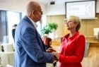 Iwona Gibas z Zarządu Województwa Małopolskiego podczas powitania i rozmów z uczestnikami konferencji 