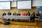 Osoby zasiadające za stołem prezydialnym podczas konferencji prasowej