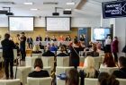 Uczestnicy spotkania w trakcie konferencji z udziałem przedstawicieli mediów