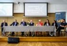 Iwona Gibas z zarządu województwa, wiceprezydent Krakowa prof. Stanisław Mazur oraz osoby zasiadające za stołem prezydialnym w trakcie podsumowującej wydarzenie konferencji prasowej 