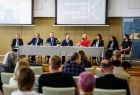 Iwona Gibas z Zarządu Województwa Małopolskiego, zastępca prezydenta Krakowa prof. Stanisław Mazur oraz osoby zasiadające za stołem prezydialnym podczas podsumowującej wydarzenie konferencji prasowej