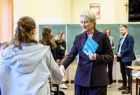 Iwona Gibas z Zarządu Województwa Małopolskiego witająca się z uczniami w szkolnej klasie