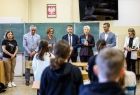 Iwona Gibas z zarządu województwa, radny województwa Mirosław Dróżdż, burmistrz Miechowa Dariusz Marczewski oraz dyrekcja szkoły i nauczyciele podczas spotkania z uczniami 