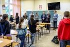 Iwona Gibas z zarządu województwa, radny województwa Mirosław Dróżdż, burmistrz Miechowa Dariusz Marczewski oraz dyrekcja szkoły i nauczyciele podczas spotkania z uczniami