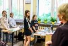 Iwona Gibas z zarządu województwa zwracająca się do młodzieży szkolnej