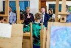 Iwona Gibas z zarządu województwa oraz radny Mirosław Dróżdż podczas zwiedzania szkolnej wystawy prac artystycznych