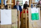 Iwona Gibas z zarządu województwa oraz radny Mirosław Dróżdż podczas zwiedzania szkolnej wystawy prac artystycznych