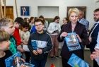Iwona Gibas z Zarządu Województwa Małopolskiego przekazująca książki młodzieży szkolnej 