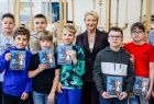 Pamiątkowa fotografia. Iwona Gibas z Zarządu Województwa Małopolskiego oraz uczniowie obdarowani książkami w ramach małopolskiej akcji Książka i Róża