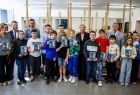 Wspólne zdjęcie. Iwona Gibas z Zarządu Województwa Małopolskiego oraz młodzież, samorządowcy i nauczyciele, uczestnicy spotkania w ramach obchodów 24. edycji Małopolskich Dni Książki Książka i Róża