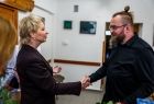 Iwona Gibas z zarządu województwa w trakcie rozmów i zwiedzania wystawy prac artystycznych prezentowanych w szkole