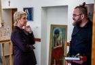 Iwona Gibas z zarządu województwa w trakcie rozmów i zwiedzania wystawy prac artystycznych prezentowanych w szkole