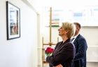 Iwona Gibas z zarządu województwa oraz radny województwa Mirosław Dróżdż podczas zwiedzania wystawy prac artystycznych