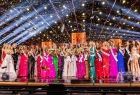 Finalistki Festiwalu Piękna na scenie, w sukniach wieczorowych, wśród konfetti i świateł.