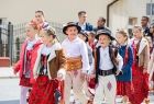 Dzieci w strojach regionalnych.