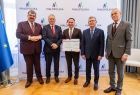 Zdjęcie grupowe z beneficjentem.