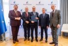 Zdjęcie grupowe z mężczyzną trzymającym teczki.