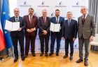 Zdjęcie grupowe z dwoma beneficjentami.