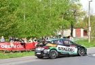 Samochód sportowy na trasie rajdu.