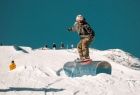Snowbordzista na stoku.