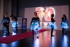 Zdjęcie z gali z okazji 30-lecia działalności Warsztatów Terapii Zajęciowej przy Specjalnym Ośrodku Szkolno-Wychowawczym w Tarnowie. Odbyła się ona 25 czerwca 2025 r. w Centrum Sztuki Mościce.
