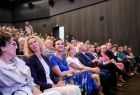 Zdjęcie z gali z okazji 30-lecia działalności Warsztatów Terapii Zajęciowej przy Specjalnym Ośrodku Szkolno-Wychowawczym w Tarnowie. Odbyła się ona 25 czerwca 2025 r. w Centrum Sztuki Mościce.